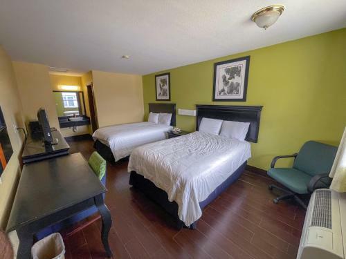 Hotel Deluxe Inn & Suites