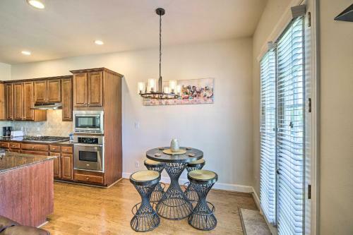 Pet-friendly Houston Townhome With Fenced Yard!