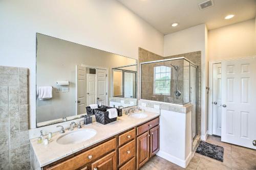 Pet-friendly Houston Townhome With Fenced Yard!