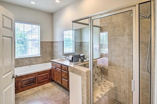 Pet-friendly Houston Townhome With Fenced Yard!