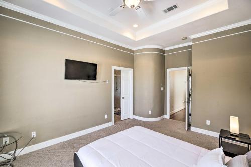 Pet-friendly Houston Townhome With Fenced Yard!