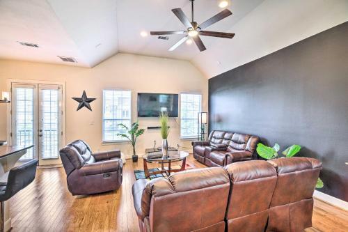 Pet-friendly Houston Townhome With Fenced Yard!