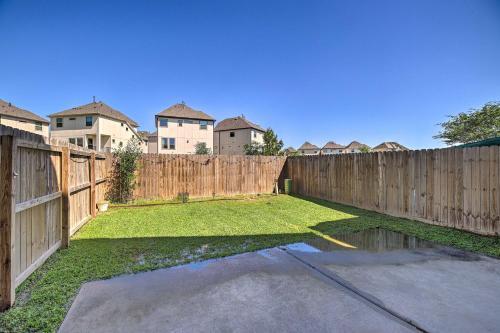 Pet-friendly Houston Townhome With Fenced Yard!