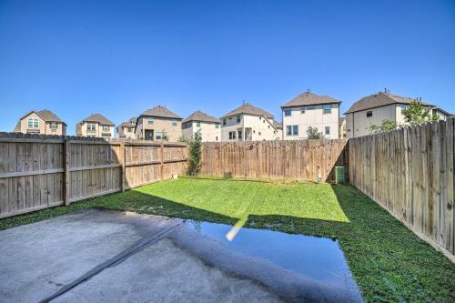Pet-friendly Houston Townhome With Fenced Yard!