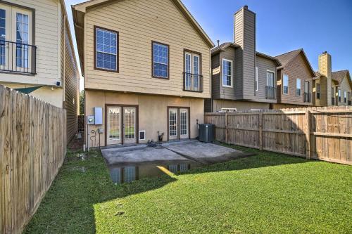Pet-friendly Houston Townhome With Fenced Yard!