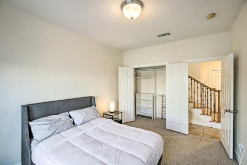 Pet-friendly Houston Townhome With Fenced Yard!