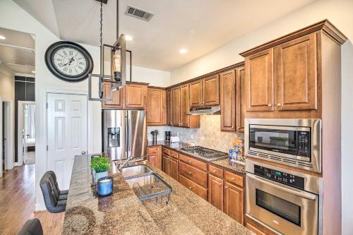 Pet-friendly Houston Townhome With Fenced Yard!