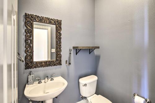 Pet-friendly Houston Townhome With Fenced Yard!
