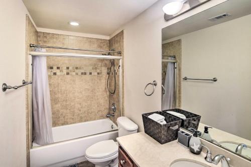 Pet-friendly Houston Townhome With Fenced Yard!