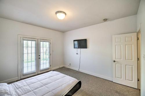 Pet-friendly Houston Townhome With Fenced Yard!