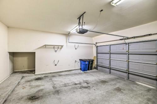 Pet-friendly Houston Townhome With Fenced Yard!