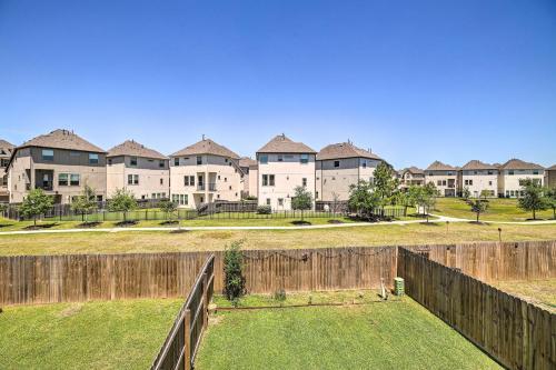 Pet-friendly Houston Townhome With Fenced Yard!