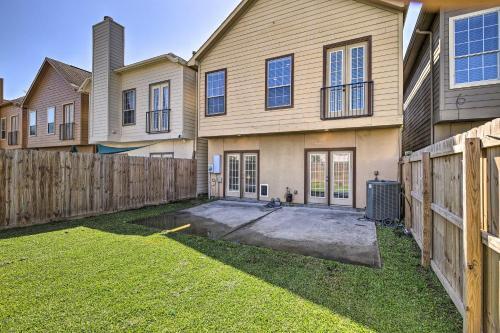 Pet-friendly Houston Townhome With Fenced Yard!