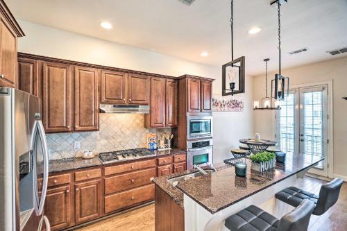 Pet-friendly Houston Townhome With Fenced Yard!