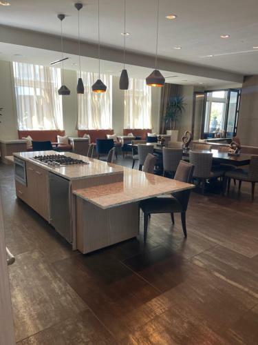 Apartamento Upscale Living With A City Sky View