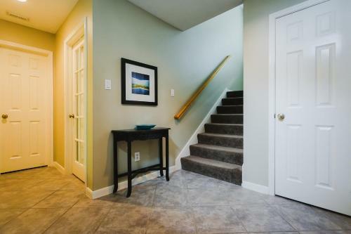 Walk To Bars And Restaurants, 2 Mi From Stadiums And Theaters, Great For Groups
