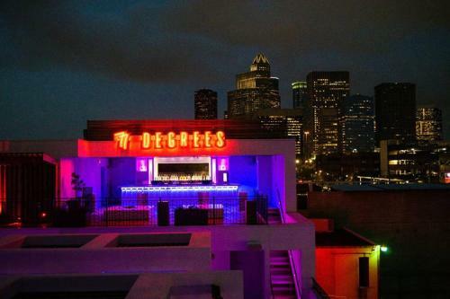 Walk To Bars And Restaurants, 2 Mi From Stadiums And Theaters, Great For Groups