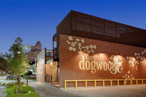 Walk To Bars And Restaurants, 2 Mi From Stadiums And Theaters, Great For Groups