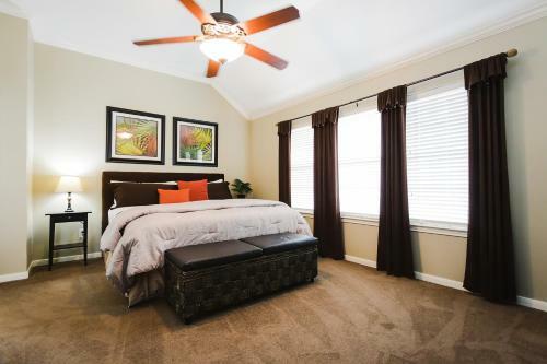 Walk To Bars And Restaurants, 2 Mi From Stadiums And Theaters, Great For Groups