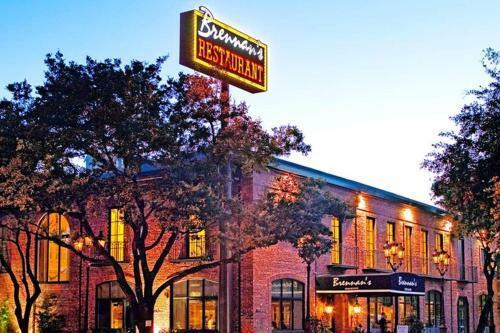 Walk To Bars And Restaurants, 2 Mi From Stadiums And Theaters, Great For Groups