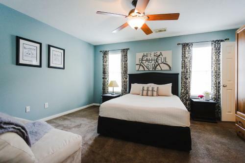 Walk To Bars And Restaurants, 2 Mi From Stadiums And Theaters, Great For Groups