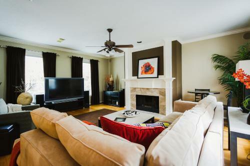 Walk To Bars And Restaurants, 2 Mi From Stadiums And Theaters, Great For Groups