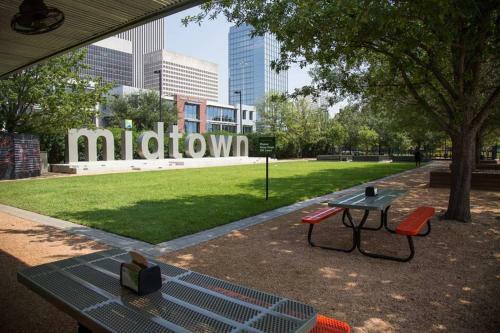 Walk To Bars And Restaurants, 2 Mi From Stadiums And Theaters, Great For Groups