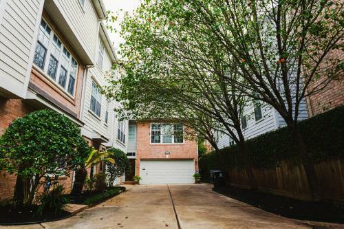 Walk To Bars And Restaurants, 2 Mi From Stadiums And Theaters, Great For Groups