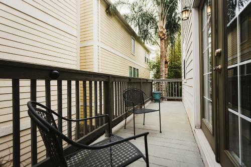 Walk To Bars And Restaurants, 2 Mi From Stadiums And Theaters, Great For Groups