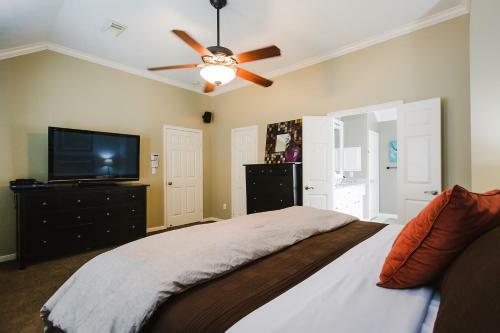 Walk To Bars And Restaurants, 2 Mi From Stadiums And Theaters, Great For Groups