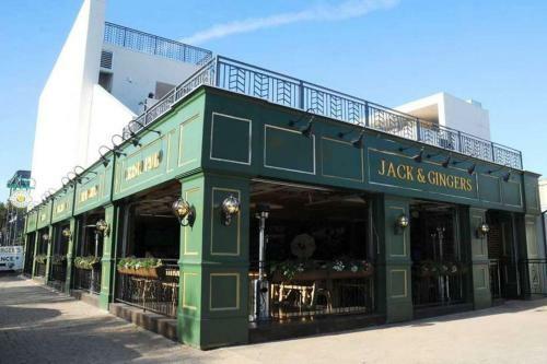 Walk To Bars And Restaurants, 2 Mi From Stadiums And Theaters, Great For Groups