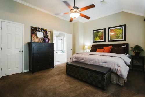 Walk To Bars And Restaurants, 2 Mi From Stadiums And Theaters, Great For Groups