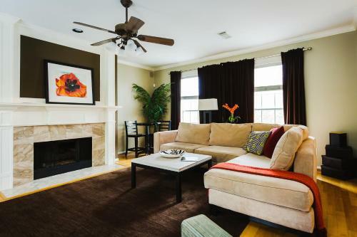 Walk To Bars And Restaurants, 2 Mi From Stadiums And Theaters, Great For Groups