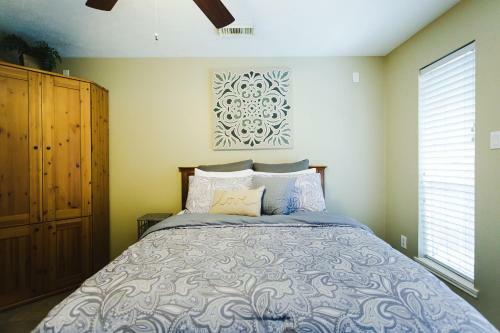 Walk To Bars And Restaurants, 2 Mi From Stadiums And Theaters, Great For Groups