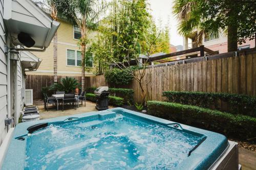 Walk To Bars And Restaurants, 2 Mi From Stadiums And Theaters, Great For Groups