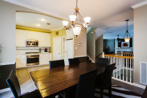 Walk To Bars And Restaurants, 2 Mi From Stadiums And Theaters, Great For Groups