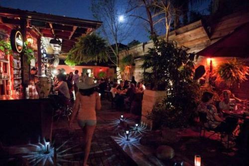Walk To Bars And Restaurants, 2 Mi From Stadiums And Theaters, Great For Groups