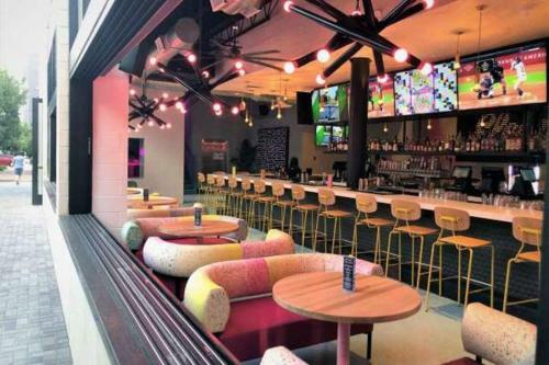 Walk To Bars And Restaurants, 2 Mi From Stadiums And Theaters, Great For Groups