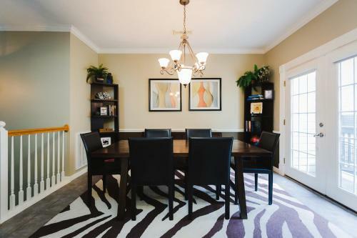 Walk To Bars And Restaurants, 2 Mi From Stadiums And Theaters, Great For Groups