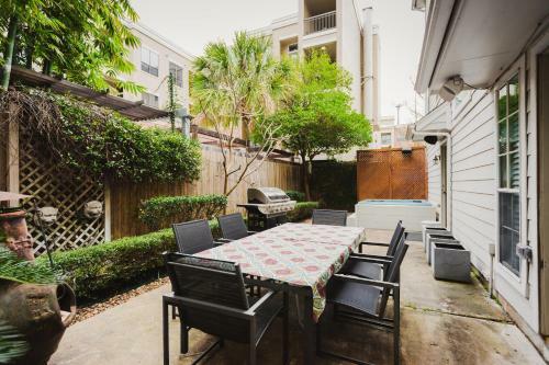 Walk To Bars And Restaurants, 2 Mi From Stadiums And Theaters, Great For Groups