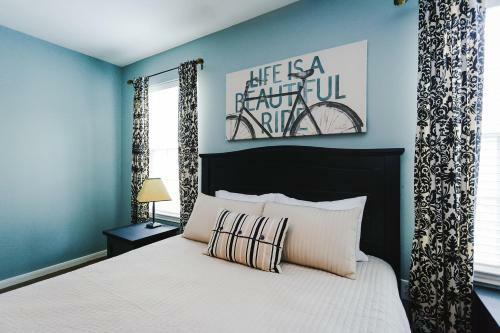 Walk To Bars And Restaurants, 2 Mi From Stadiums And Theaters, Great For Groups
