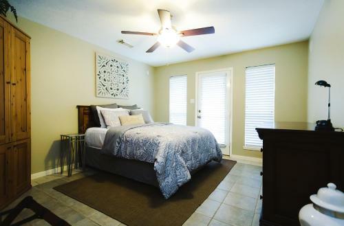 Walk To Bars And Restaurants, 2 Mi From Stadiums And Theaters, Great For Groups