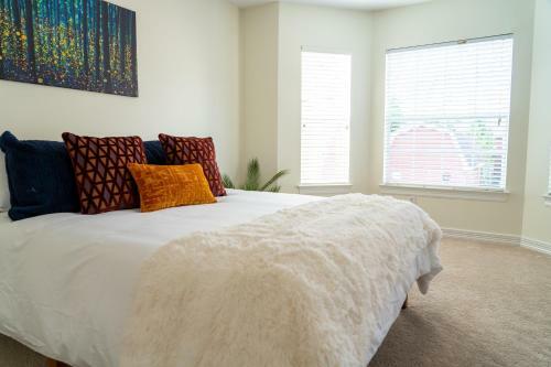 River Oaks, Elegant & Bright, Family Oriented, Spacious
