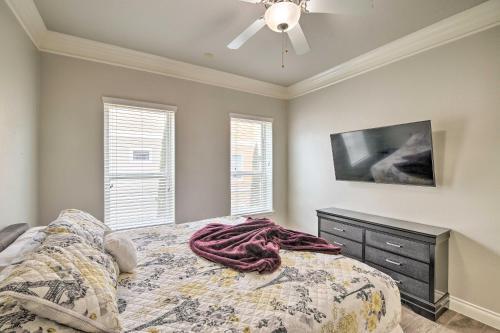 Charming Houston Townhome About 5 Mi To Downtown!