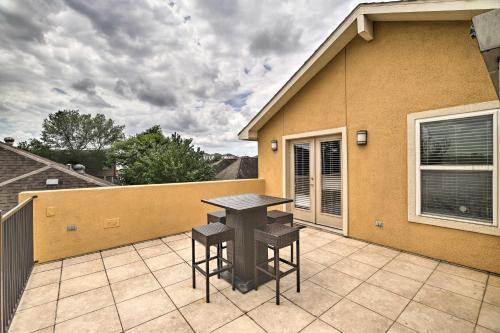 Charming Houston Townhome About 5 Mi To Downtown!