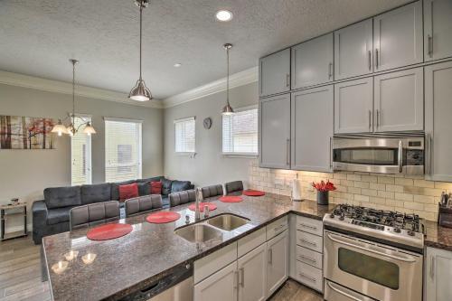 Charming Houston Townhome About 5 Mi To Downtown!