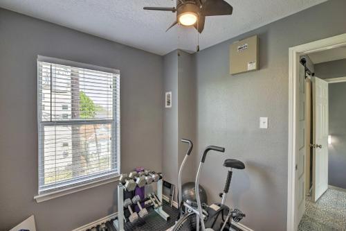 Houston Home With Fire Pit About 2 Mi To Downtown!