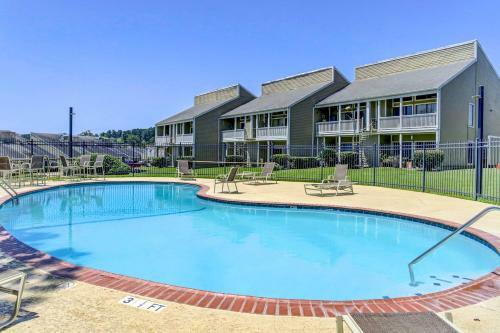 Gorgeous Lakefront Townhouse With Boat Dock!