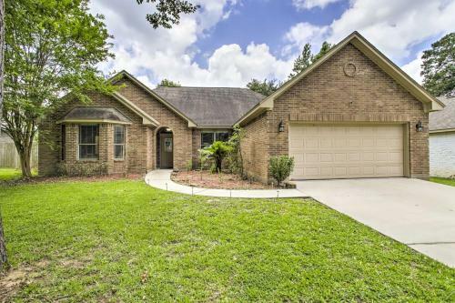 Welcoming Montgomery Home In Gated Community!