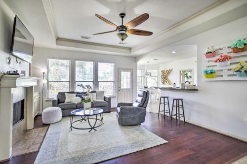 Welcoming Montgomery Home In Gated Community!